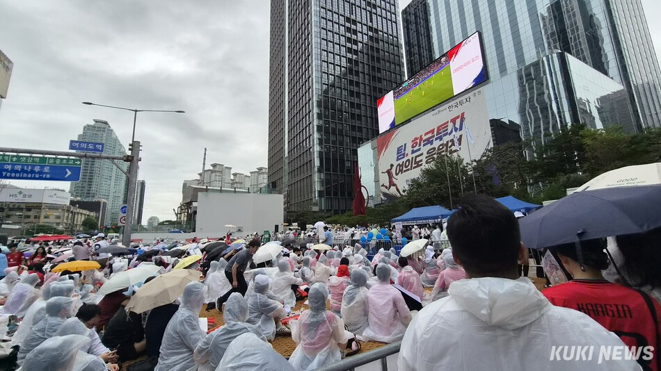 2026 북중미 월드컵 조별리그 A조 3차전 대한민국과 남아프리카공화국의 경기가 열린 25일 서울 여의도 한국투자증권 본사 앞에서 거리응원전이 열렸다. 이소연 기자
