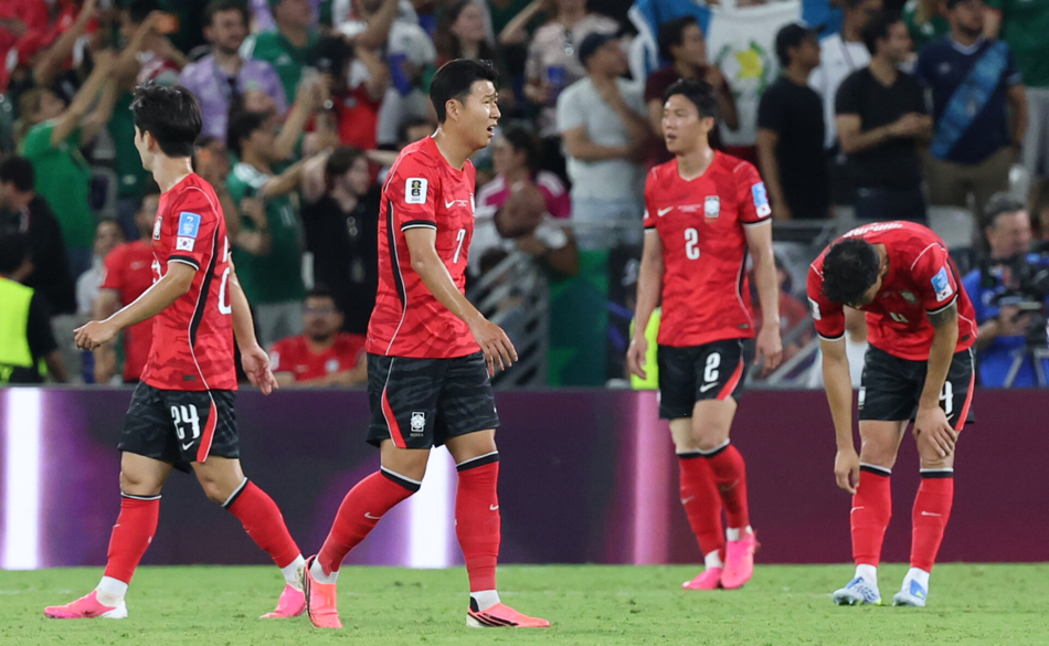 24일(현지시간) 멕시코 몬테레이 스타디움에서 열린 2026 북중미 월드컵 A조 3차전 한국과 남아프리카공화국의 경기에서 후반 마세코의 득점에 손흥민이 아쉬워하고 있다. 연합뉴스