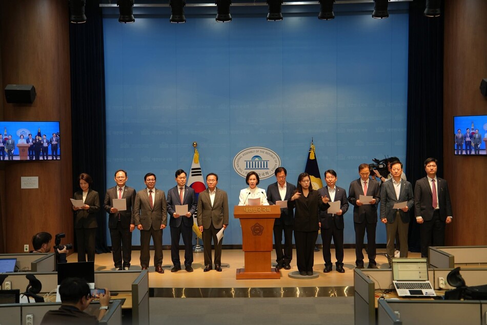 국민의힘 대구·경북 국회의원들이 25일 오전 국회에서 기자회견을 열고 반도체 산업 정책의 정치 개입 배제를 촉구하고 있다. 출처=권영진 의원 페이스북