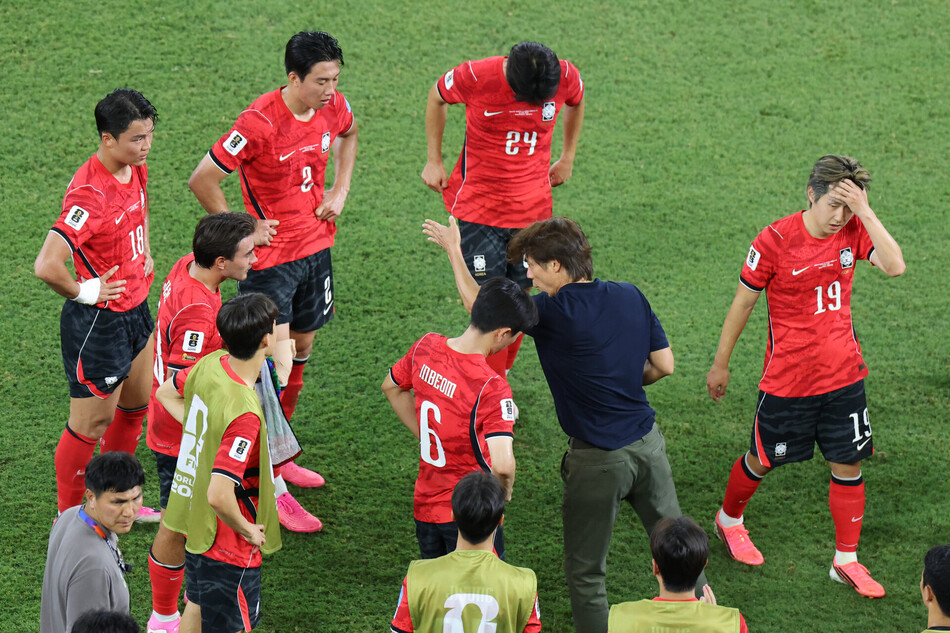 24일(현지시간) 멕시코 몬테레이 스타디움에서 열린 2026 북중미 월드컵 A조 3차전 한국과 남아프리카공화국의 경기. 홍명보 감독이 하이드레이션 브레이크 도중 선수들에게 전술을 지시하고 있다. 연합뉴스