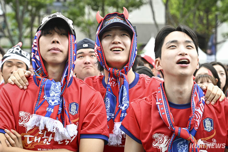 2026 북중미 월드컵 조별리그 A조 대한민국과 남아프리카공화국의 경기가 열린 25일 서울 종로구 광화문광장에서 시민들이 전광판을 보며 응원하고 있다.