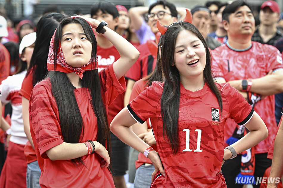 2026 북중미 월드컵 조별리그 A조 대한민국과 남아프리카공화국의 경기가 열린 25일 서울 종로구 광화문광장에서 경기가 끝난 뒤 시민들이 아쉬워하고 있다.