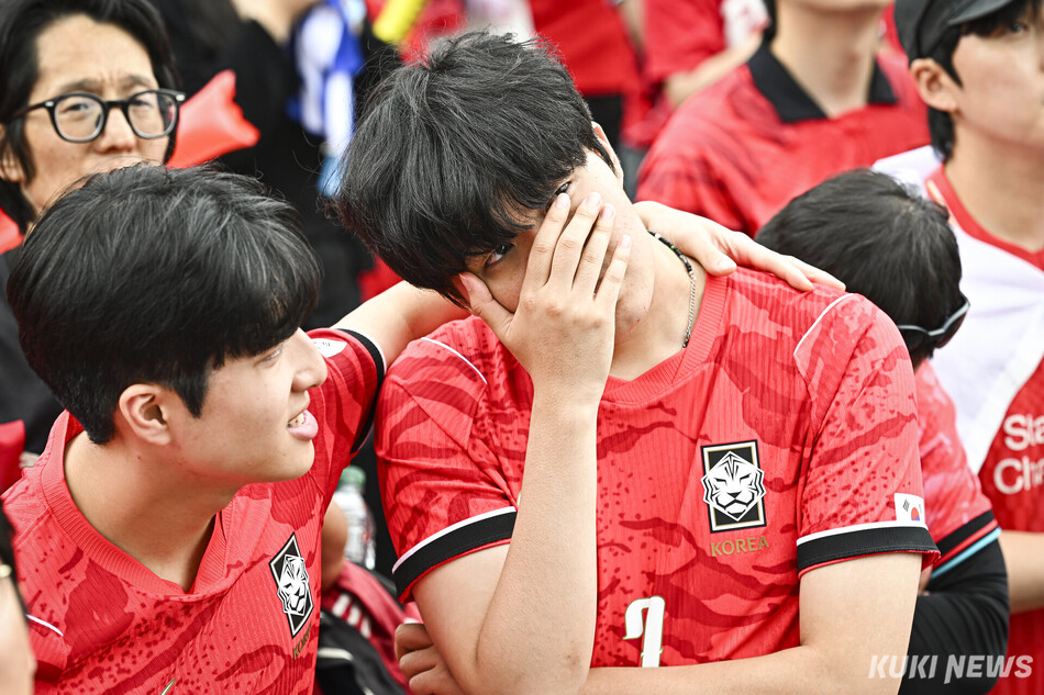 2026 북중미 월드컵 조별리그 A조 대한민국과 남아프리카공화국의 경기가 열린 25일 서울 종로구 광화문광장에서 경기가 끝난 뒤 한 시민이 아쉬워하고 있다.