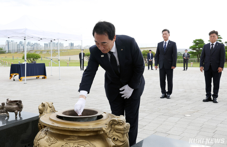 박수현 충남도지사 당선인이 25일 내포신도시 보훈공원 충혼탑을 찾아 참배하고 있다.
