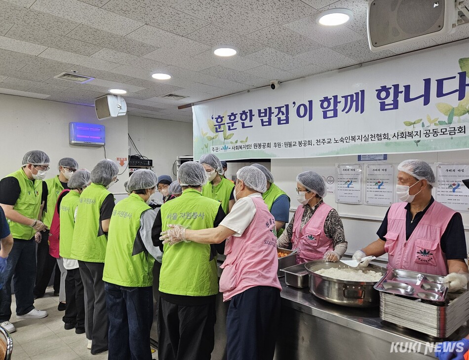 고립·은둔 회복 청년들이 24일 오후 서울 용산구 서울시립 무료급식소 ‘따스한 채움터’에서 배식봉사를 하고 있다. 서지영 기자