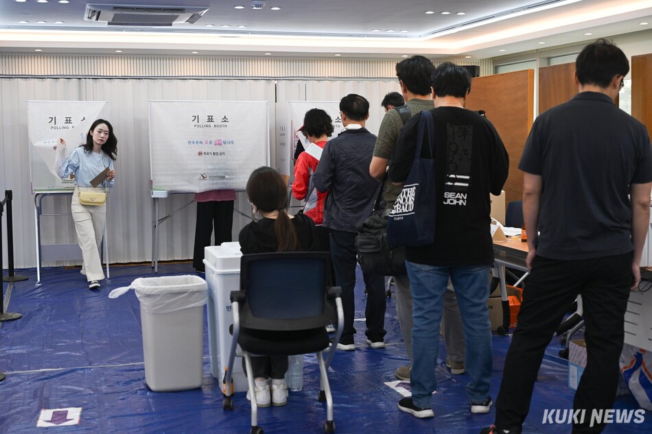 제9회 전국동시지방선거 사전투표 날이었던 지난달 29일 오전 서울 용산구 이촌1동주민센터에 마련된 사전투표소에서 유권자들이 투표하고 있다. 임은재 기자
