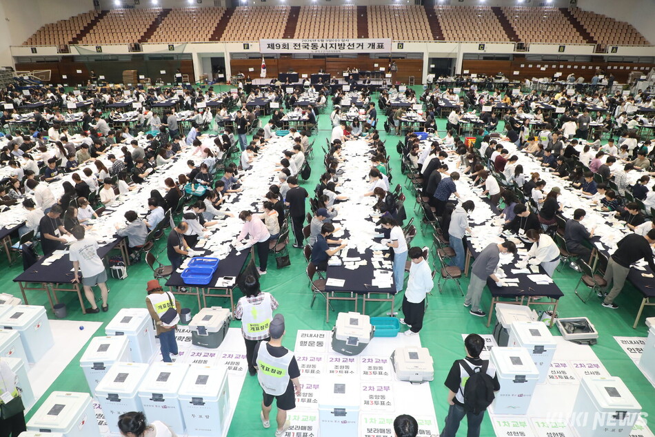 6·3지방선거일이었던 지난 3일 서울 관악구 서울대학교 체육관에 마련된 개표소에서 개표 작업을 진행하고 있다. 사진공동취재단