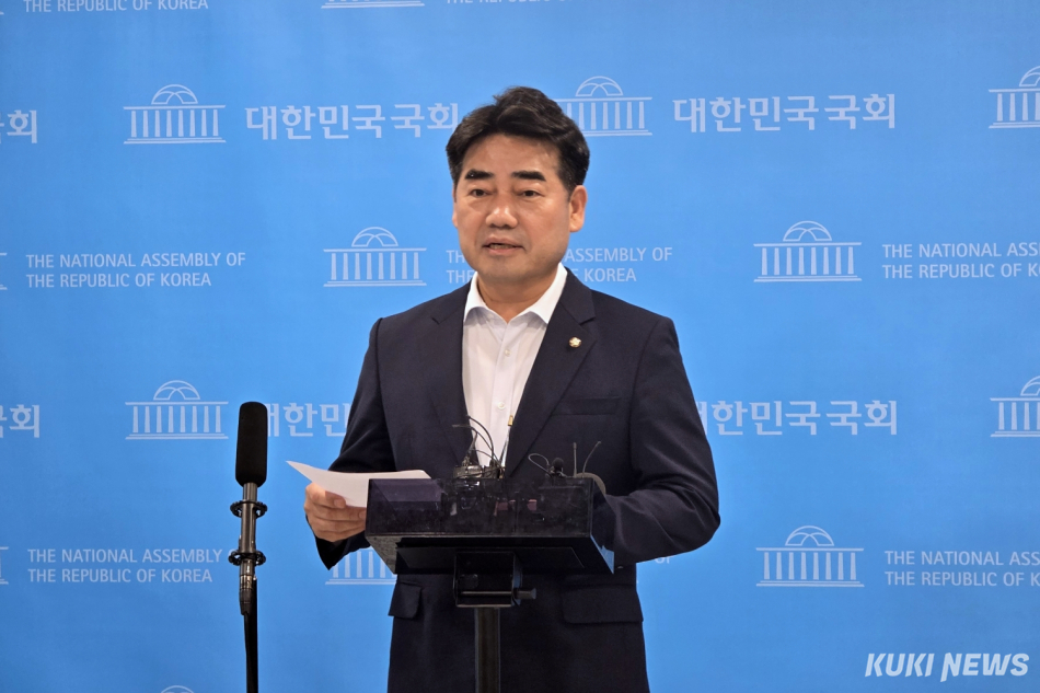 국민의힘 소장파 모임 ‘대안과 미래’ 간사인 이성권 의원이 25일 서울 여의도 국회 소통관에서 기자들과 만나 브리핑하고 있다. 김건주 기자