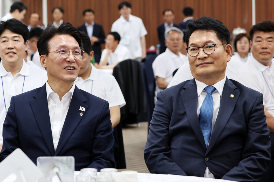 더불어민주당 차기 당권 도전에 나설 것으로 예상되는 김민석 국무총리와 송영길 민주당 의원이 지난 16일 오후 전남 보성군 다비치콘도에서 열린 제9회 전국동시지방선거 더불어민주당 전남광주통합특별시의원 당선인 워크숍에 참석했다. 연합뉴스
