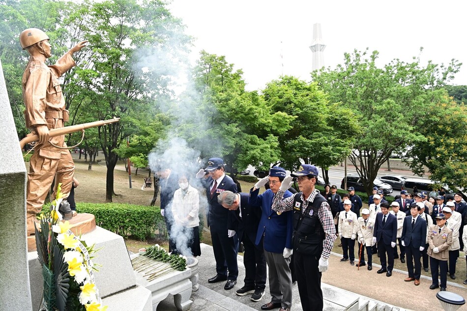 25일 대구 동구 망우당공원 인근에서 열린 6·25전쟁 기념 위로연 모습. 동구청 제공
