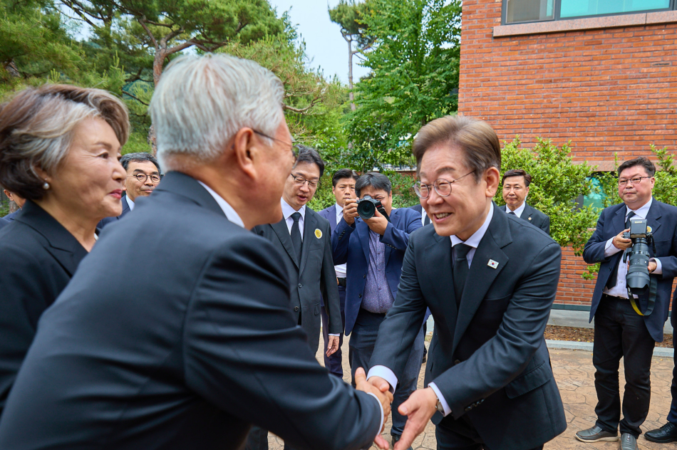 이재명 당시 더불어민주당 대선 후보가 지난해 5월 23일 고 노무현 전 대통령 16주기 추도식이 열린 23일 경남 김해시 봉하마을에서 문재인 전 대통령과 인사를 나누고 있다. 연합뉴스