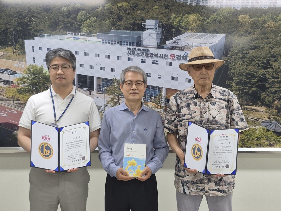 박재문(가운데), 박필봉(오른쪽) 어르신이 문예 재능을 발휘한 뒤 기념사진을 촬영하고 있다. 김해시 제공