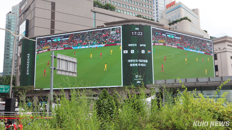 25일 서울 중구 명동 신세계백화점 본점 앞에서 2026 북중미 월드컵 조별리그 A조 3차전 대한민국과 남아프리카공화국의 경기가 초대형 미디어 파사드 ‘신세계스퀘어’로 생중계됐다. 유정민 기자