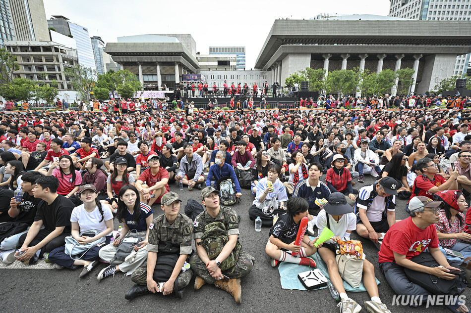 25일 서울 종로구 광화문광장에서 2026 북중미 월드컵 조별리그 A조 3차전 대한민국과 남아프리카공화국의 경기 거리응원전이 열렸다. 남동균 기자