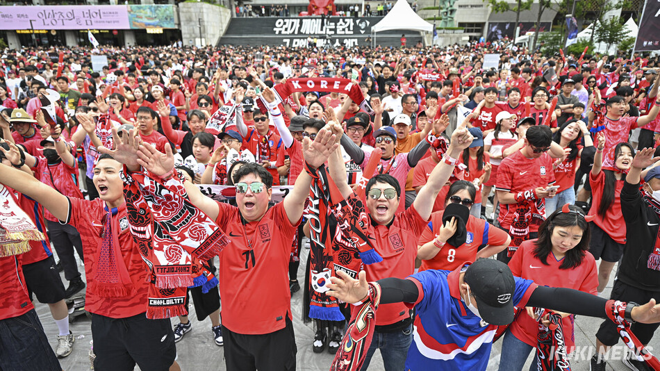 25일 서울 종로구 광화문광장에서 2026 북중미 월드컵 조별리그 A조 3차전 대한민국과 남아프리카공화국의 경기 거리응원전이 열렸다. 남동균 기자