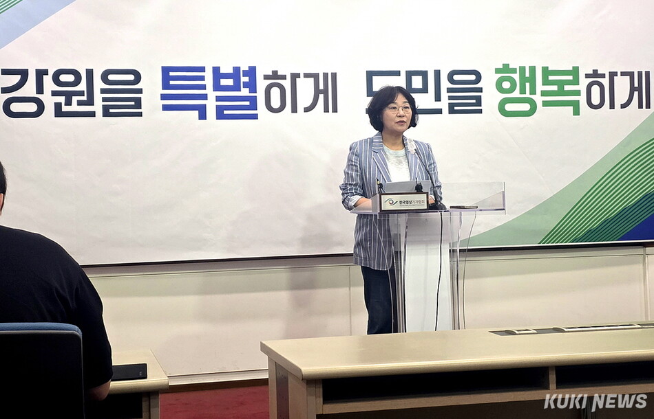 25일 허소영 강원도지사직 인수위 대변인이 정무직 인선을 발표하고 있다. (사진=한재영)