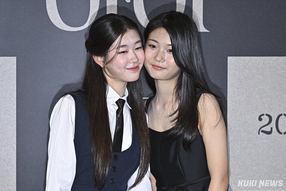 배우 박소이(왼쪽)와 유나가 25일 서울 용산구 CGV 용산아이파크몰에서 열린 영화 ‘그림자 아이‘ 언론배급시사회에 참석해 포즈를 취하고 있다.
