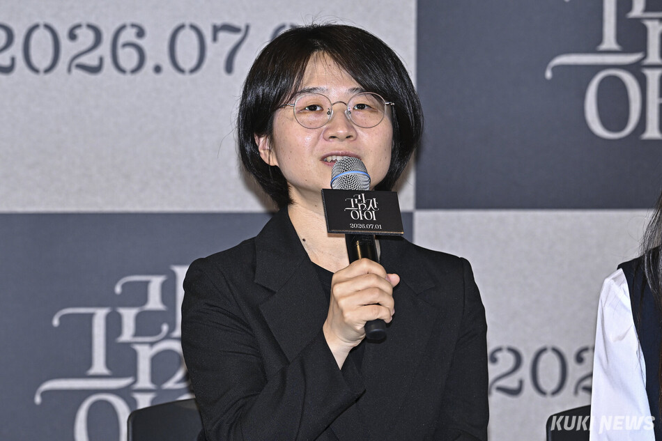 유은정 감독이 25일 서울 용산구 CGV 용산아이파크몰에서 열린 영화 ‘그림자 아이‘ 언론배급시사회에 참석해 취재진 질문의 답하고 있다.