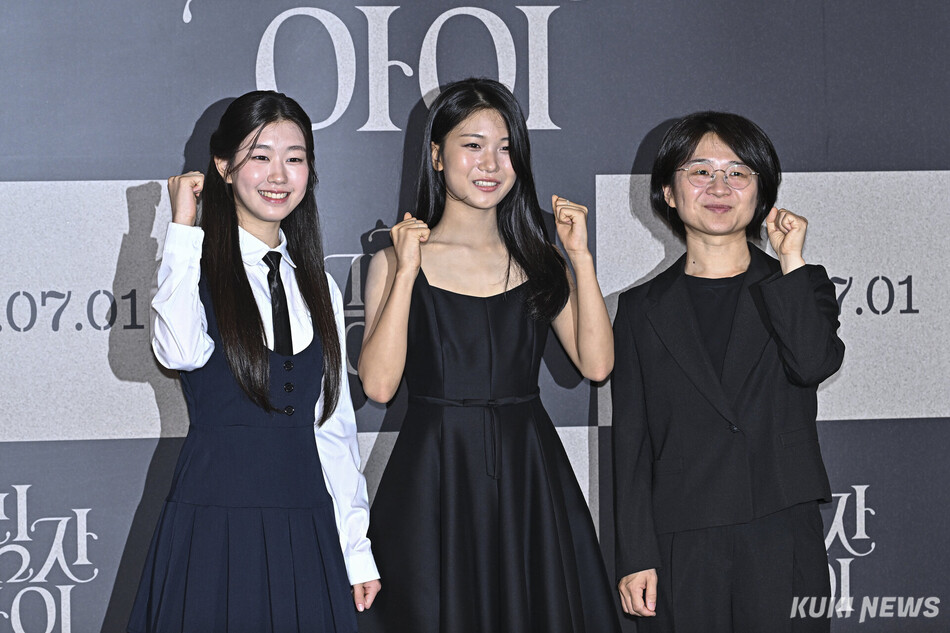 배우 박소이(왼쪽부터), 유나, 유은정 감독이 25일 서울 용산구 CGV 용산아이파크몰에서 열린 영화 ‘그림자 아이‘ 언론배급시사회에 참석해 포즈를 취하고 있다.
