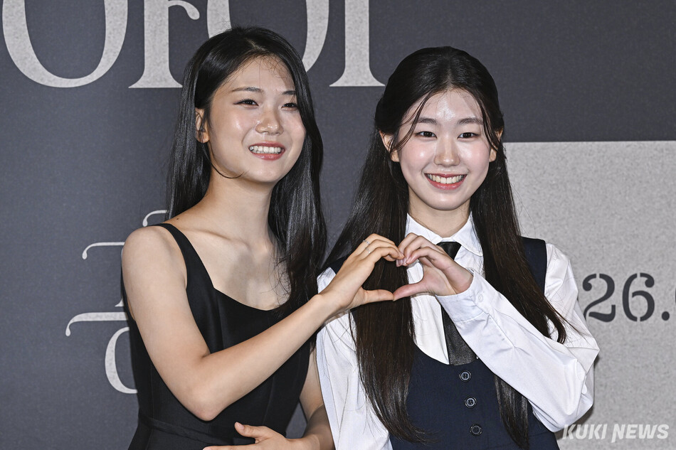 유나(왼쪽), 박소이가 25일 오후 서울 한강로3가 CGV 용산아이파크몰에서 열린 영화 ‘그림자 아이’ 기자간담회에 참석해 포즈를 취하고 있다. 남동균 기자