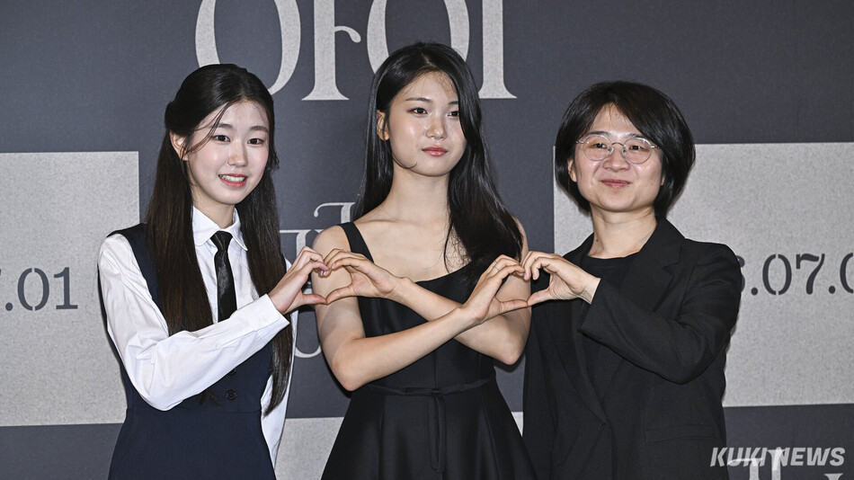 박소이, 유나, 유은정 감독(왼쪽부터)이 25일 오후 서울 한강로3가 CGV 용산아이파크몰에서 열린 영화 ‘그림자 아이’ 기자간담회에 참석해 포즈를 취하고 있다. 남동균 기자
