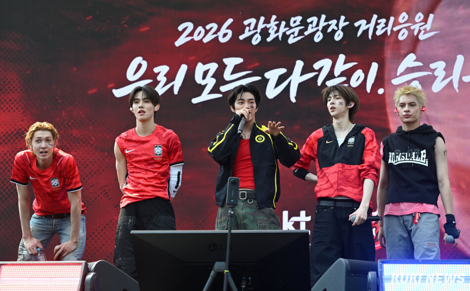 아이돌 가수 코르티스가 12일 서울 광화문광장에서 거리응원전 사전 공연 후 한국 축구 국가대표팀을 응원하고 있다. 임은재 기자