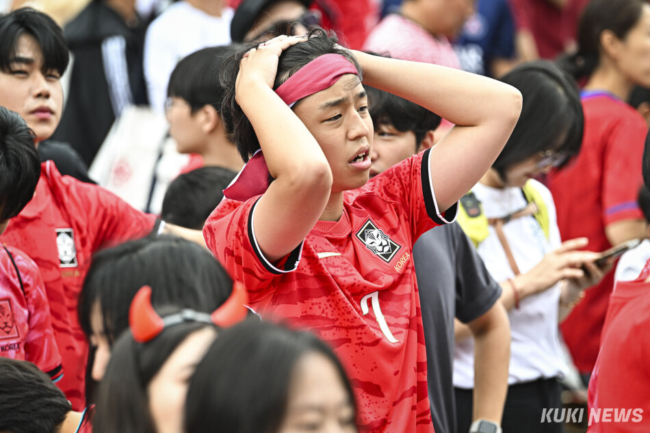 2026 북중미 월드컵 조별리그 A조 대한민국과 남아프리카공화국의 경기가 열린 25일 서울 종로구 광화문광장에서 경기가 끝난 뒤 한 시민이 아쉬워하고 있다. 남동균 기자
