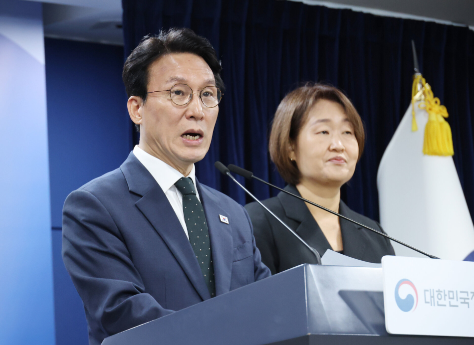 김민석 국무총리가 25일 서울 종로구 정부서울청사에서 열린 검찰개혁 관련 현안 브리핑을 통해 검찰 보완수사권 폐지에 대한 정부의 입장을 밝히고 있다. 연합뉴스