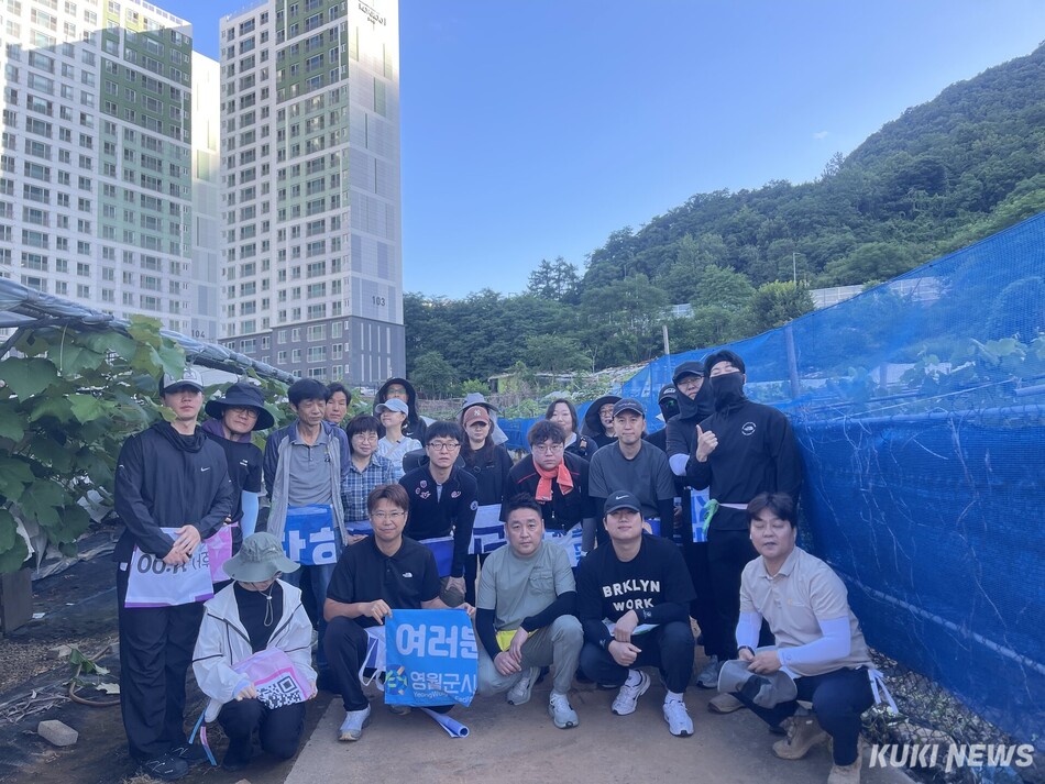 강원 영월군자원봉사센터는 25일 포도 봉지 씌우기 농촌 봉사활동에 나선단체에 ‘포도봉지 전용 앞치마’를 지원했다. 영월군