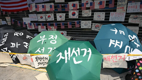경찰에 침 뱉고 욕설한 잠실개표소 40대 시위자 ‘구속’…“도주‧재범 우려”