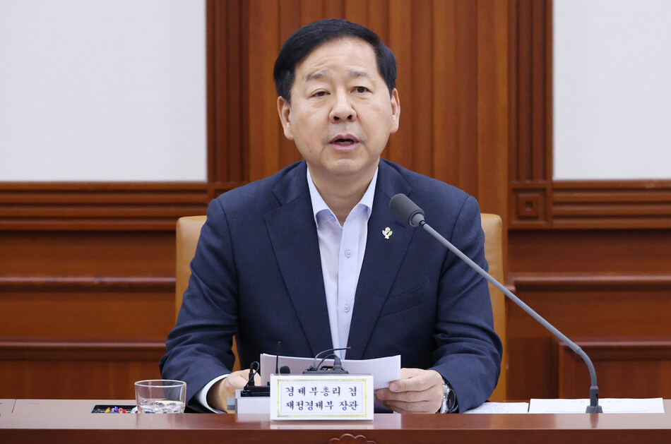 구윤철 부총리 겸 재정경제부 장관이 26일 오전 서울 종로구 정부서울청사에서 열린 비상경제본부 희의 겸 경제관계장관회의 겸 민생물가 특별관리 관계장관 태스크포스(TF)에서 발언하고 있다.
