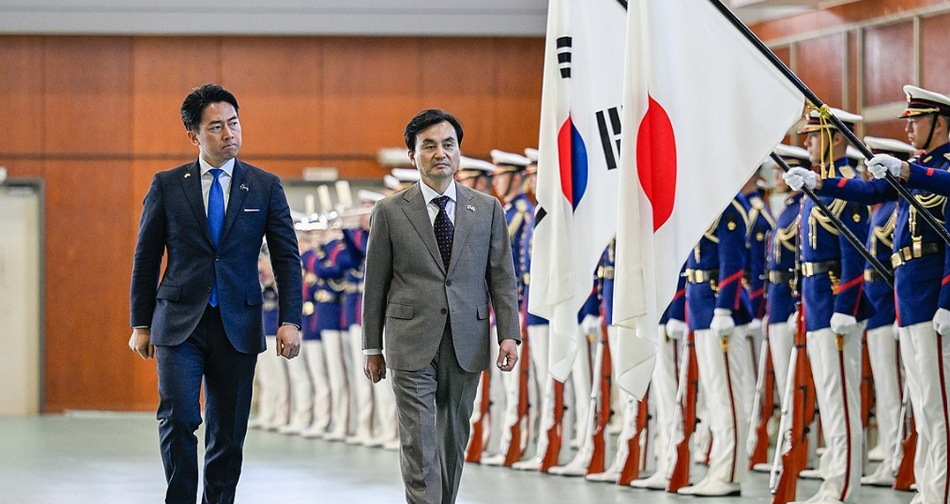 안규백 국방부장관이 지난 1월30일 일본 해상자위대 요코스카총감부에서 고이즈미 신지로 일본 방위상과 함께 의장대 사열하고 있다. 국방부 제공