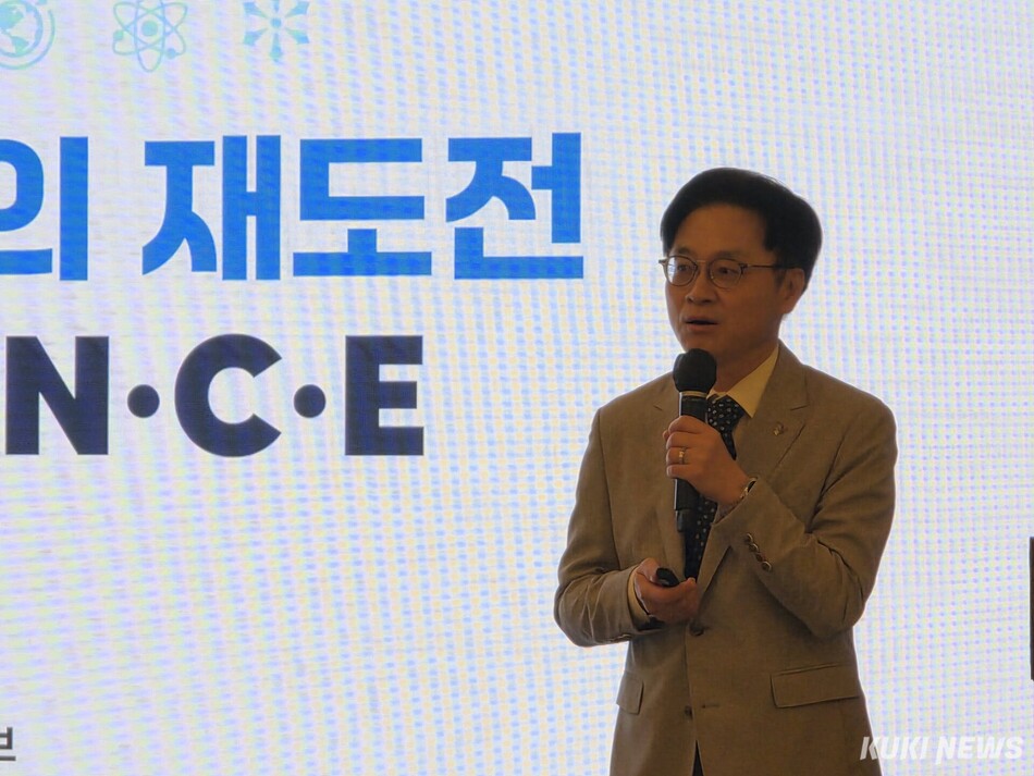 김정관 산업통상부 장관이 26일 서울 중구 조선호텔에서 열린 제289회 경총포럼을 통해 ‘새로운 대항해 시대 : M.AX ALLIANCE’를 주제로 강연을 진행하고 있다. 정우진 기자