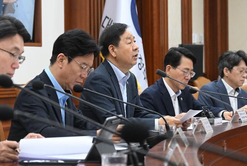 구윤철 부총리 겸 재정경제부 장관(가운데)이 26일 정부서울청사에서 열린 ‘비상경제본부 희의 겸 경제관계장관회의 겸 민생물가 특별관리 관계장관 TF’를 주재하고 있다. 사진=재정경제부