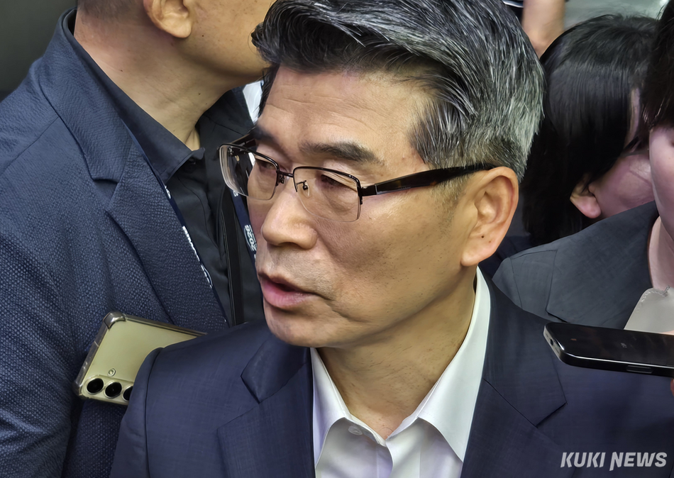 송호성 기아 사장이 2026 부산모빌리티쇼에 참석해 기자들과 대화를 나누고 있다. 김수지 기자