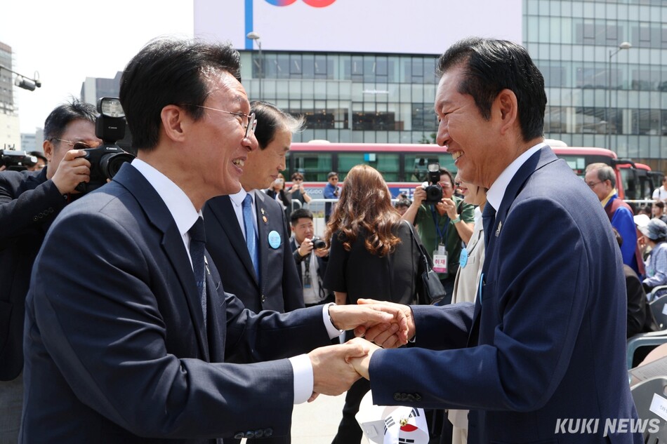 김민석 국무총리와 정청래 더불어민주당 대표가 10일 서울 종로구 광화문광장에서 열린 제100주년 6·10 만세운동 기념식에서 만나 인사 나누고 있다. 남동균 기자