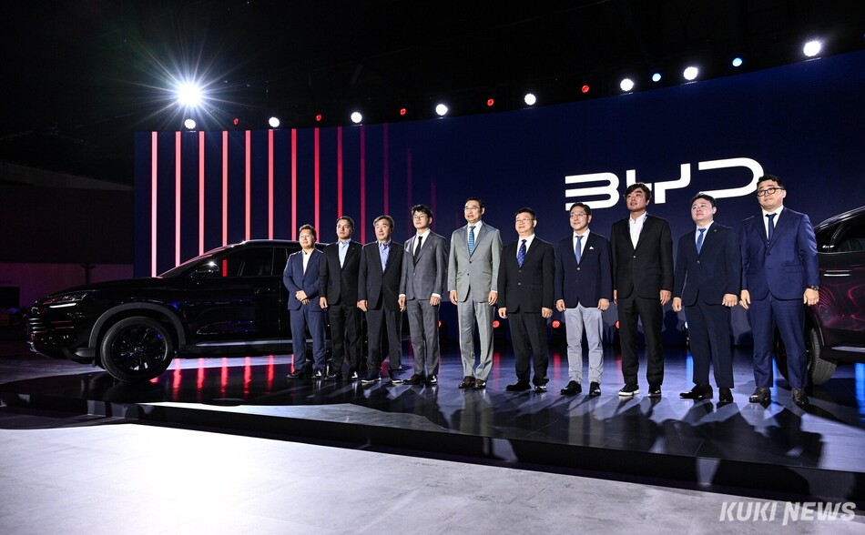 BYD 관계자들이 26일 부산 해운대구 벡스코 제1전시장에서 국내 최초 하이브리드 모델 ‘씨라이언 6 DM-i’ 공개 포토세션을 진행하고 있다.