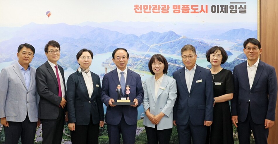 임실군 최초 3선 군수로 12년간 군정을 이끈 심 민 임실군수가 26일 퇴임식을 갖고 직원들과 기념촬영을 하고 있다.