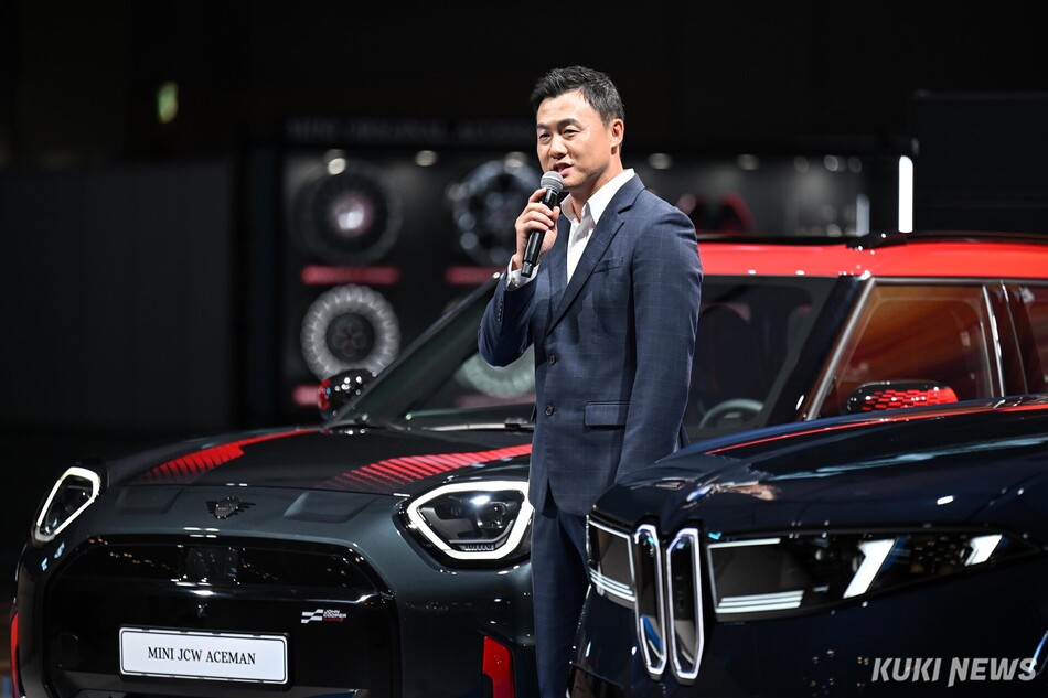 BMW의 플래그십 세단 한정판 모델 ‘BMW 7시리즈 네로 루쏘 에디션’이 26일 ‘2026 부산모빌리티쇼’에서 공개되고 있다.