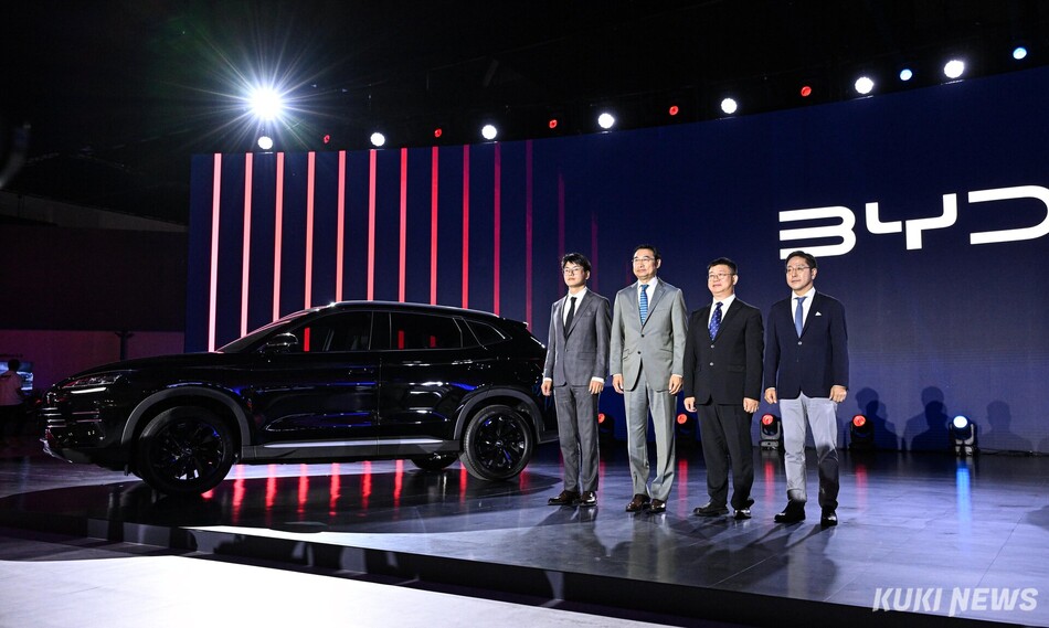 BYD 관계자들이 26일 ‘2026 부산모빌리티쇼’에서 국내 최초 하이브리드 모델 ‘씨라이언 6 DM-i’ 공개 포토세션을 진행하고 있다.