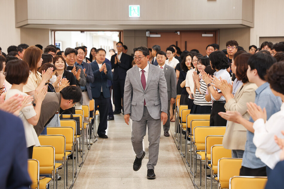 26일 홍태용 김해시장 퇴임식에서 직원들이 감사의 박수를 전하고 있다. 김해시 제공