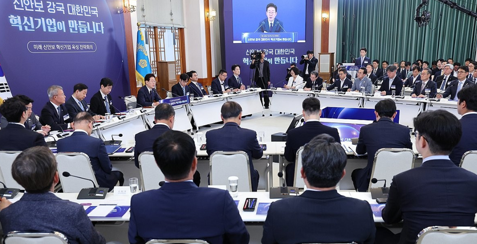 이재명 대통령이 26일 청와대에서 열린 ‘미래신안보 혁신기업 육성전략‘ 회의에서 발언하고 있다. 연합뉴스