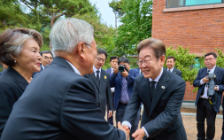 왜 지금 文인가…여권 내홍에 꺼낸 李대통령의 ‘통합 카드’