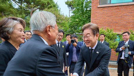 왜 지금 文인가…여권 내홍에 꺼낸 李대통령의 ‘통합 카드’