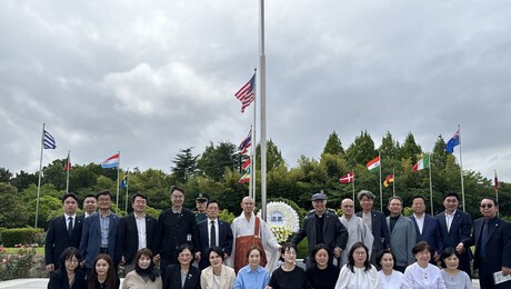 “종교를 넘어 평화로”…국제종교연합, UN묘지 참배