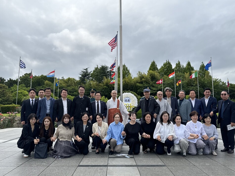 국제종교연합 UN묘지참배 . 국제종교연합 제공