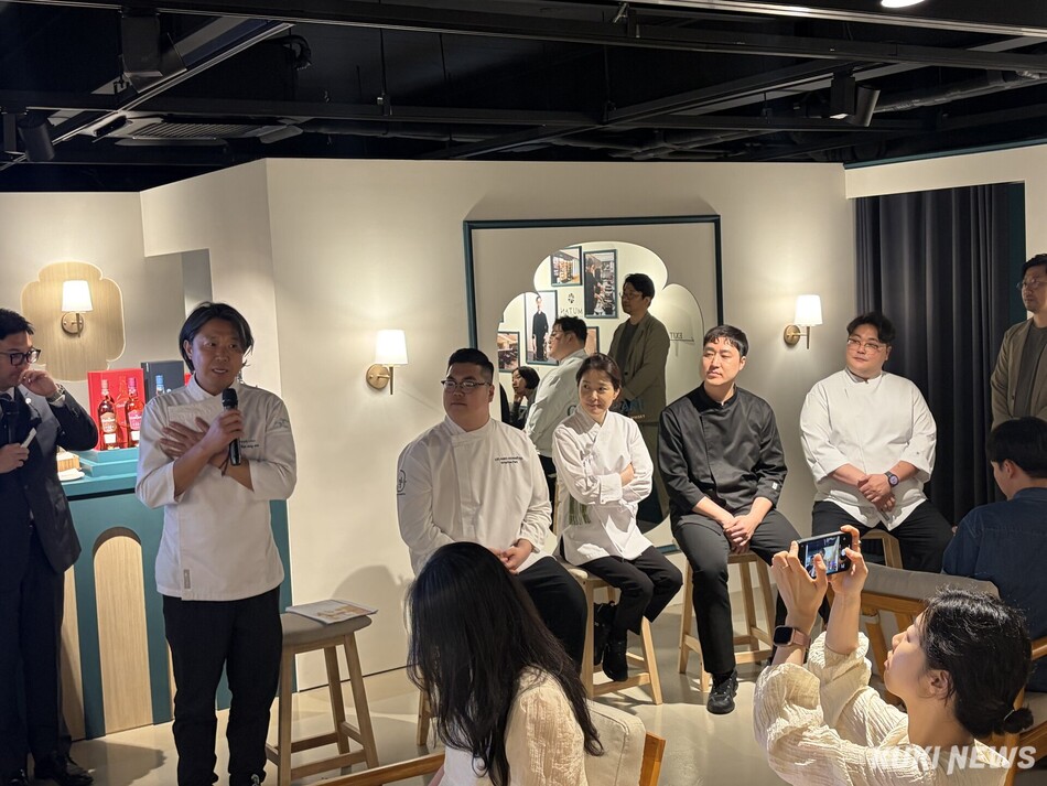 왼쪽부터 김성운 셰프(테이블포포), 박성채 셰프(레자미오네뜨), 윤진원 셰프(무탄 광화문), 김지영 셰프(규반), 이우규 셰프(리베르떼). 심하연 기자