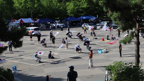 텐트 치고, 이불 깔고, 장마 대비까지…잠실 봉쇄시위 22일차
