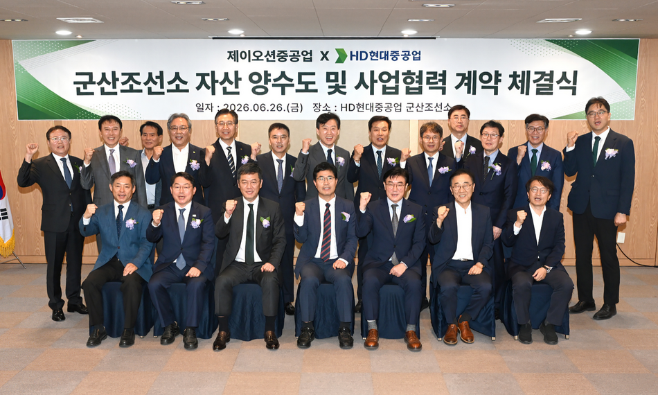 (사진 설명) 앞줄 왼쪽부터 서창훈 전북일보 회장, 박희승 국회의원, 차정훈 회장, 이원택 전북특별자치도지사 당선인, 김재준 군산시장 당선인, 김윤덕 국토교통부 장관, 김의겸 국회의원.