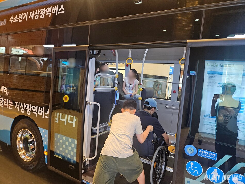 국토부와 참여 기업들이 개발 중인 ‘저상 좌석버스 표준모델’.